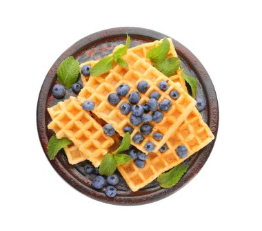Beyaz zemin üzerinde bir yaban mersini ve lezzetli waffle ile plaka