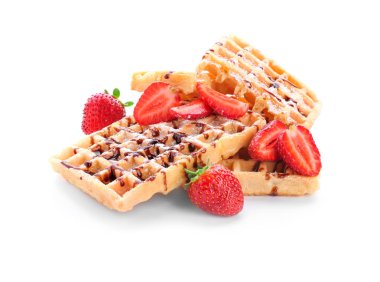 Lezzetli waffle şurubu ve beyaz arka plan üzerinde çilek ile