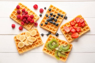Meyve ve çilek Beyaz ahşap zemin üzerinde ile lezzetli waffle
