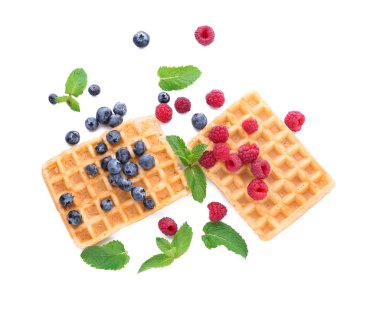 Beyaz arka plan üzerinde çilek ile lezzetli waffle