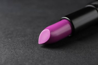 Siyah arka plan üzerine parlak ruj