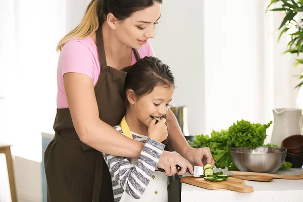 Mãe Filha Cozinhar Juntos Cozinha — Fotografia de Stock