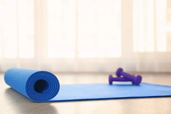 Stuoia Yoga Con Manubri Sul Pavimento Leggero — Foto Stock