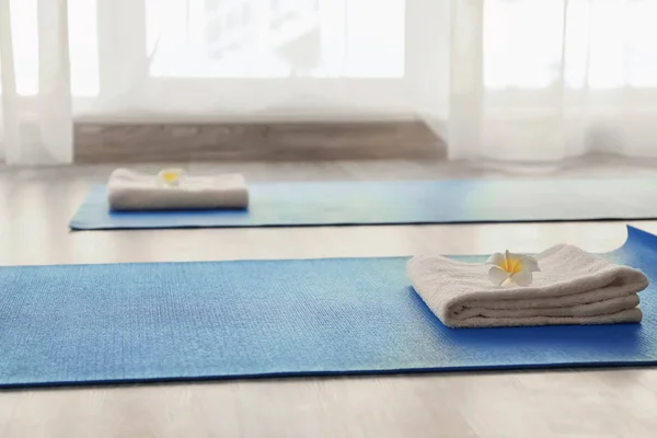 Stuoia Yoga Con Asciugamano Morbido Sul Pavimento All Interno — Foto Stock