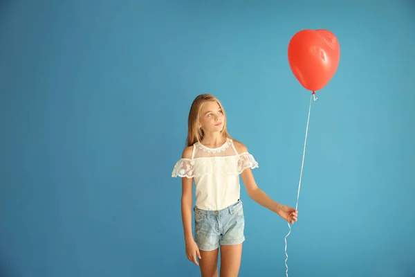 Милая Маленькая Девочка Воздушным Шаром Форме Сердца Цветном Фоне — стоковое фото
