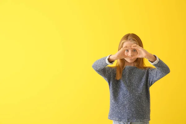 Söt Liten Flicka Att Göra Hjärta Med Händerna Färg Bakgrund — Stockfoto