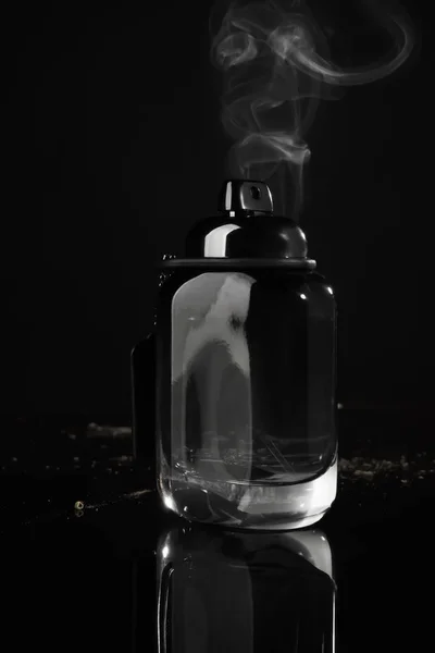 Garrafa Com Perfume Fumaça Sobre Fundo Preto — Fotografia de Stock