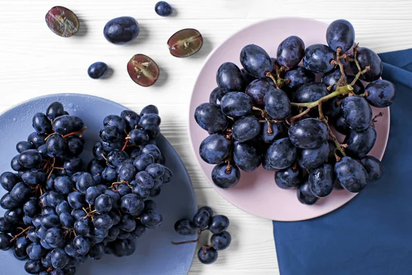 Platos Con Uvas Dulces Maduras Mesa Ligera — Foto de Stock