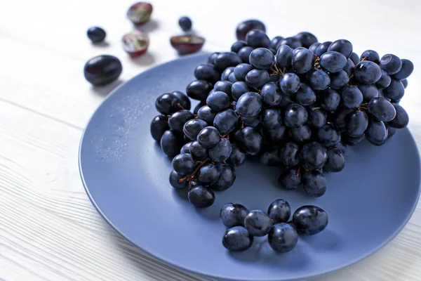 Plato Con Uvas Dulces Maduras Mesa Ligera — Foto de Stock