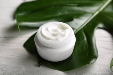 Beyaz masa üzerinde vücut kremi ile jar
