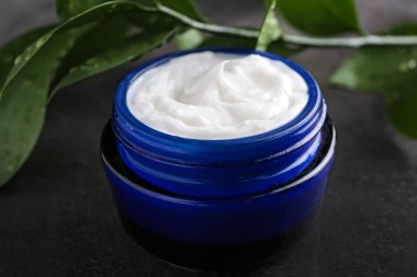 Vücut kremi karanlık tablo ile jar