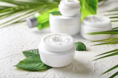 Beyaz masa üzerinde vücut kremi ile jar