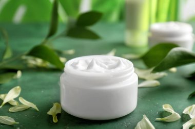 Renk tablosu üzerinde doğal vücut kremi ile jar