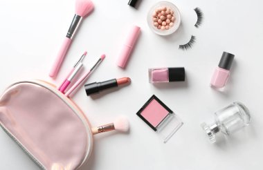 Dekoratif kozmetik, düz beyaz arka plan üzerinde set koymak