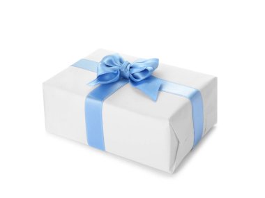 Beyaz arkaplanda mavi kurdeleli hediye kutusu