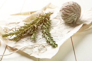 Taze biberiye twigs ve masada yumağı