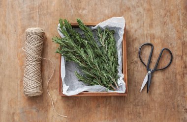 Ahşap masa üzerinde taze biberiye ile düz yatıyordu kompozisyon