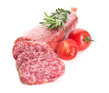 Beyaz zemin üzerine dilimlenmiş domates ve biberiye ile Tütsülenmiş sosis