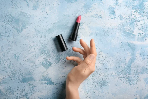 Mano Femenina Lápiz Labial Brillante Sobre Fondo Color — Foto de Stock