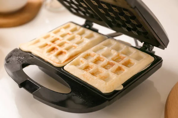 Waffle Hierro Con Obleas Frescas Mesa Cocina —  Fotos de Stock