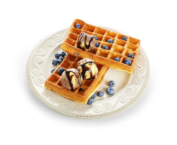 Leckere Waffeln Mit Eis Und Blaubeeren Auf Weißem Hintergrund — Stockfoto