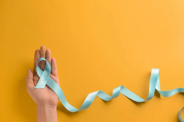 Mujer Sosteniendo Cinta Azul Sobre Fondo Color Concepto Conciencia Del — Foto de Stock