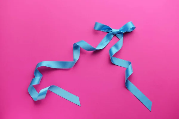 Curled Blue Ribbon Bow Color Background — Stock Photo, Image