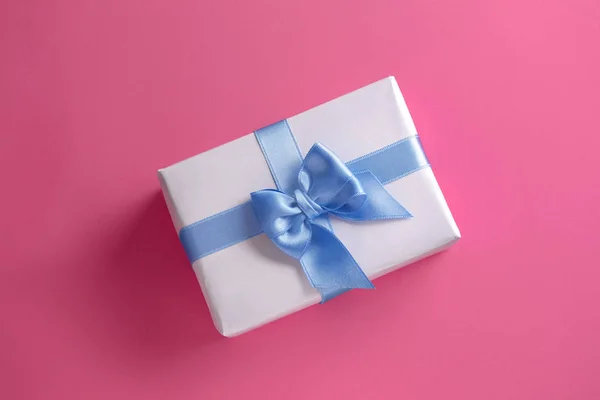 Δώρο Κουτί Μπλε Κορδέλα Χρώμα Φόντου — Φωτογραφία Αρχείου