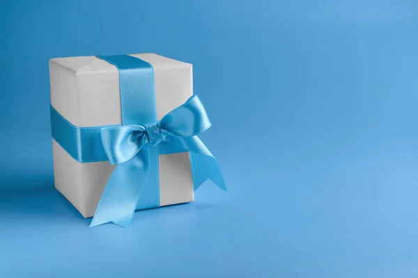 Caja Regalo Con Cinta Azul Sobre Fondo Color — Foto de Stock