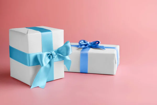 Cajas Regalo Con Cinta Azul Sobre Fondo Color — Foto de Stock