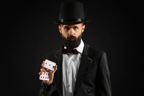 Zauberer Zeigt Tricks Mit Karten Auf Dunklem Hintergrund — Stockfoto