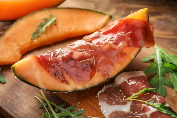 Ahşap Masa Closeup Prosciutto Ile Lezzetli Kavun — Stok fotoğraf