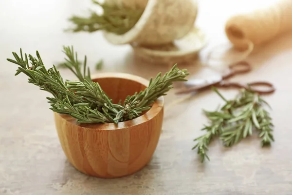 Holzschale Mit Frischen Rosmarinzweigen Auf Dem Tisch — Stockfoto