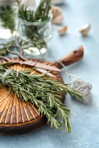 Holzbrett Mit Frischem Rosmarin Auf Dem Tisch — Stockfoto