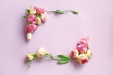 Renkli arkaplanda güzel çiçeklerden yapılmış çerçeve