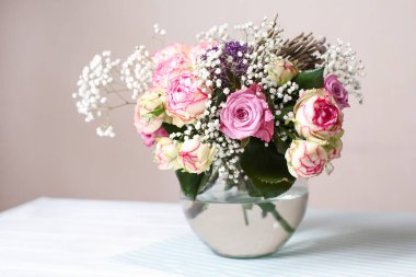 Beyaz masaya güzel çiçek vazo