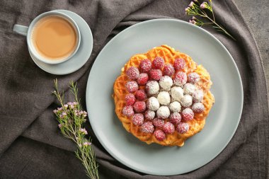 Plaka ile lezzetli waffle ve fincan kakao içki masasında, üstten görünüm