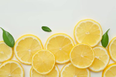 beyaz arkaplanda limon dilimleri, üst görünüm