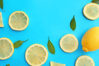 Renk arka plan üzerinde limon dilimleri ile düz yatıyordu kompozisyon