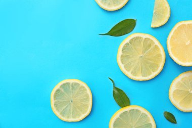 Renk arka plan üzerinde limon dilimleri ile düz yatıyordu kompozisyon