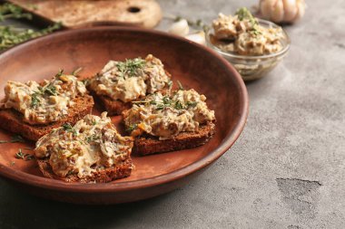 Yayılması ve plaka, closeup üzerinde taze otlar ile lezzetli sandviçler