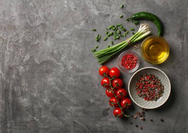 Domates, baharat ve gri arka plan üzerinde taze otlar ile kompozisyon