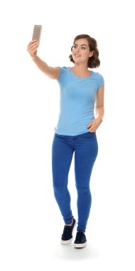 Selfie beyaz zemin üzerine alarak güzel genç kadın portresi