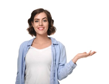 Bir şey beyaz arka plan üzerinde tutan güzel genç kadın portresi