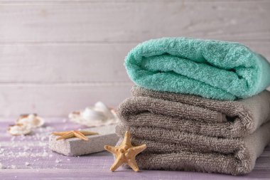 Ahşap masa temiz katlanmış havlu