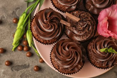 Plaka lezzetli çikolatalı kekler masada, üstten görünüm