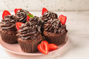 Plaka masada lezzetli çikolatalı kekler