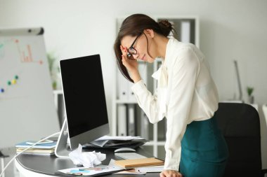 Ofiste çalışan yorgun iş kadını