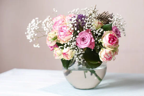 Vas Dengan Bunga Yang Indah Atas Meja Putih — Stok Foto