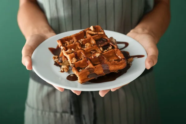 Lezzetli Waffle Ile Plaka Renk Arka Planda Closeup Tutan Kadın — Stok fotoğraf